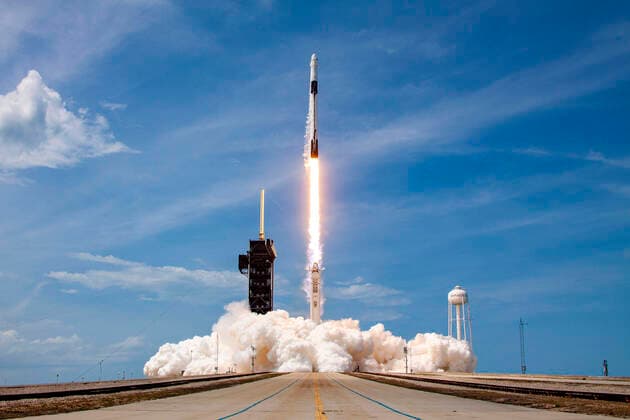 Bilder des Jahres 2020, News 05 Mai News Themen der Woche KW22 Cape Canaveral 30.05.2020, Cape Canaveral, USA, SpaceX Demo 2 Mission, im Bild Start der SpaceX Falcon 9-Rakete mit dem Raumschiff Crew Dragon des Unternehmers Elon Musk. SpaceX Demo-2-Mission der NASA zur Internationalen Raumstation ISS mit den NASA-Astronauten Robert Behnken und Douglas Hurley. Behnken und Hurley starteten um 15.22 Uhr. EDT am Samstag, 30. Mai, vom Launch Complex 39A im Kennedy Space Center. launch of a SpaceX Falcon 9 rocket carrying the company s Crew Dragon spacecraft on NASAis SpaceX Demo-2 mission with NASA astronauts Robert Behnken and Douglas Hurley onboard, Saturday, May 30, 2020, from the balcony of Operations Support Building II at NASAis Kennedy Space Center in Florida. NASAis SpaceX Demo-2 mission is the  EP_str
