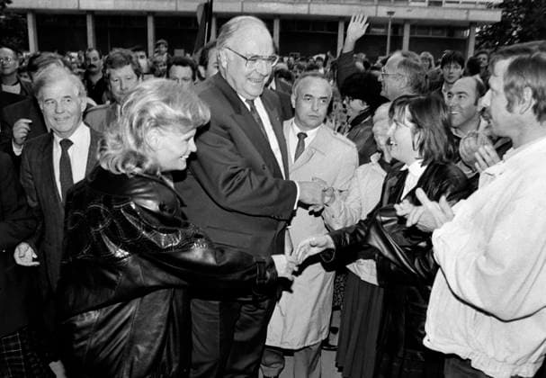 Bundeskanzler Kohl in Dresden Dresden, DEU, 16.09.1990 - Bundeskanzler Helmut Kohl und seine Frau Hannelore begruessen CDU Anhaenger vor Beginn einer CDU Wahlkampfveranstaltung in Dresden. Dresden Deutschland *** Federal Chancellor Kohl in Dresden Dresden, DEU, 16 09 1990 Federal Chancellor Helmut Kohl and his wife Hannelore welcome CDU supporters before the start of a CDU election campaign event in Dresden Dresden Germany