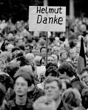 Bundeskanzler Kohl in Dresden Dresden, DEU, 16.09.1990 - Anhaenger von Bundeskanzler Helmut Kohl halten ein Schild hoch auf dem Helmut, Danke steht, vor Beginn einer CDU Wahlkampfveranstaltung in Dresden. Dreden Deutschland *** Federal Chancellor Kohl in Dresden Dresden, DEU, 16 09 1990 Followers of Federal Chancellor Helmut Kohl hold up a sign saying Helmut, Thank you, before the start of a CDU election campaign event in Dresden Dreden Germany