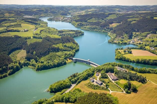 IMAGO Nature: Unsere Erde, Energiequellen, Wasserkraft Luftbild, Listertalsperre,Staumauer, Attendorn, Sauerland, Nordrhein-Westfalen, Deutschland !ACHTUNGxMINDESTHONORARx60xEURO! *** Aerial photograph, Listertalsperre, dam, Attendorn, Sauerland, North Rhine-Westphalia, Germany ATTENTIONxMINDESTHONORARx60xEURO