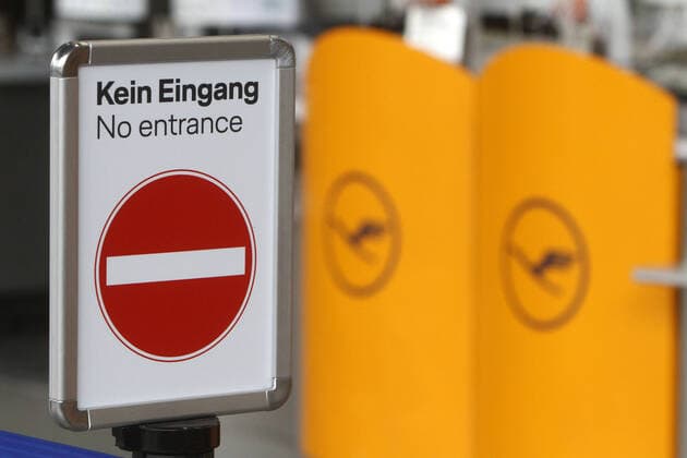 Der Flugverkehr ist durch die Coronakrise fast völlig zum Erliegen gekommen: Schild Einbahnstraße kein Eingang vor geschlossenen und verwaisten Abfertigungsschalter n der Lufthansa im menschenleeren Terminal 1 in der Abflughalle A im Flughafen Frankfurt, Hessen, Deutschland