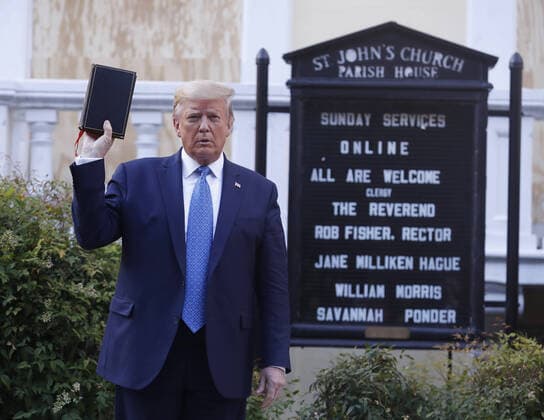 Bilder des Jahres 2020, News 06 Juni News Themen der Woche KW23 News Bilder des Tages President Donald J. Trump poses with a bible outside St. John s Episcopal Church after delivering remarks in the Rose Garden at the White House in Washington, DC, on Monday, June 1, 2020. Trump addressed the issues involving the nationwide protests following the death of George Floyd in police custody a week ago.  WAX2020060176 SHAWNxTHEW