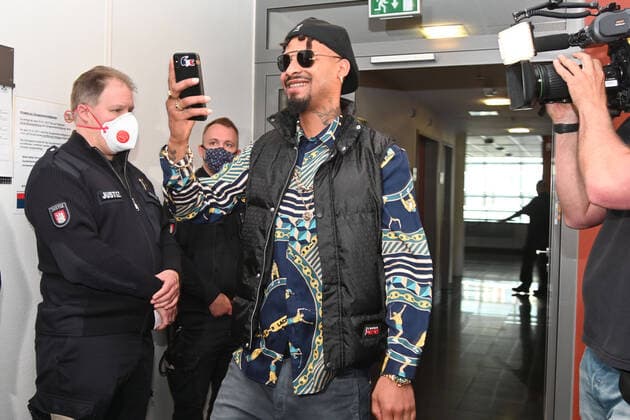 Bilder des Jahres 2020, Entertainment 06 Juni Entertainment Themen der Woche KW23 Entertainment Bilder des Tages Hamburg, der 02.06.2020 Maxwell Kwabena der Rapper der von 187 Straßenbande vor dem Amtsgericht St. Georg. Am 18. April 2018 wurde die Wohnung des Rapper durchsucht, dabei fand die Polizei 33 Gramm Marihuana, ein Tütchen Kokain, einen Schlagring sowie ein Einhandmesser. Maxwell Kwabena von der 187 Straßenbande vor Gericht, Hamburg Hamburg Deutschland *** Hamburg, the 02 06 2020 Maxwell Kwabena the rapper of the 187 street gang at the St Georg district court On 18 April 2018 the rappers apartment was searched, the police found 33 grams of marijuana, a bag of cocaine, brass knuckles and a one-handed knife Maxwell Kwabena of the 187 street gang at the court, Hamburg Hamburg Germany