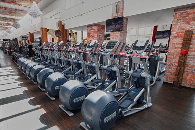 Wiedereroeffnung des JOHN REED Fitness Music Clubs im Berliner Prenzlauer Berg. Ab 2.Juni 2020 duerfen die Fitnessstudios in Berlin wieder oeffnen. JOHN REED zeigt die Umsetzung der Hygiene- und Verhaltensregeln nach Vorgaben der Politik und Behoerden. Wiedereroeffnung JOHN REED Fitness Music Clubs