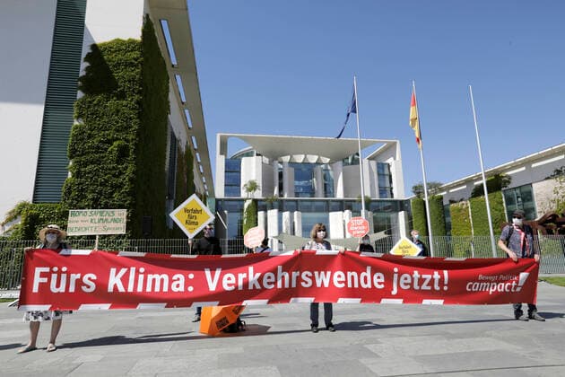 Bilder des Jahres 2020, News 06 Juni News Themen der Woche KW23 Demonstration gegen die Kaufpraemie fuer Fahrzeuge mit Verbrennungsmotor und SUVs. Die Menschenkette geht vom Verband der Automobilindustrie bis zum Bundeskanzleramt. Die Veranstalter der Demo sind Campact, Fridays for Future, BUND, Greenpeace, VCD, Attac, Natur Freunde, Linke und Changing Cities, DEU, Berlin, 02.06.2020 *** Demonstration against the purchase premium for vehicles with combustion engine and SUVs The human chain goes from the German Association of the Automotive Industry to the Federal Chancellery The organizers of the demonstration are Campact, Fridays for Future, BUND, Greenpeace, VCD, Attac, Natur Freunde, Linke und Changing Cities, DEU, Berlin, 02 06 2020