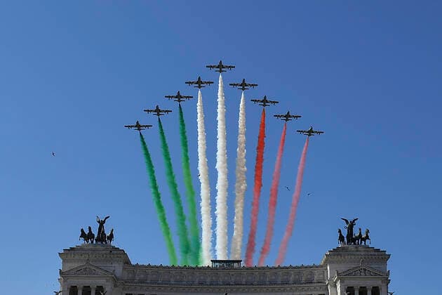 Bilder des Jahres 2020, News 06 Juni News Themen der Woche KW23 News Bilder des Tages Italy: 74th anniversary of the Republic Day The 74th anniversary of the Republic Day was held in Rome. This year, due to the coronavirus pandemic, the military parade was cancelled and there was only the usual flight of the Frecce Tricolori and the laying of the laurel wreath by the president, Sergio Mattarella. Rome Rome Italy Copyright: DomenicoxCippitelli