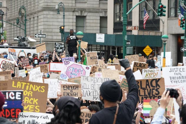 USA, Landesweite Proteste nach dem Tod von George Floyd - Demonstration in New York June 2, 2020, New York, NY, USA: Protesters demonstrate over the death of George Floyd by a Minneapolis police officer on June 2, 2020 in New York. New York USA - ZUMAb148 20200602_zap_b148_013 Copyright: xBryanxSmithx