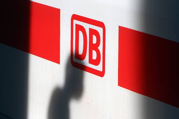Nach den Lockerungsmaßnahmen nach den Reisebeschränkungen während der Coronaviruskrise nutzen wieder mehr Menschen die Züge im Fernverkehr der DB Deutsche n Bahn: Schatten eines Fahrgasts mit Schutzmaske an einem ICE Intercity Express im Hauptbahnhof Frankfurt, Hessen, Deutschland