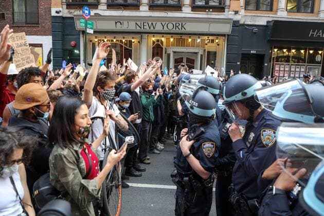 June 2, 2020, New York, New York, United States of America: Protesters during a protest in the Union Square region of New York City in the United States this Tuesday, 02. Protests across the country were motivated after the death of George Floyd on May 25, after being asphyxiated for 8 minutes and 46 seconds by white police officer Derek Chauvin in Minneapolis, Minnesota. New York United States of America - ZUMAv122 20200602_zap_v122_141 Copyright: xWilliamxVolcovx