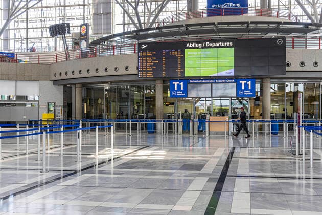 Deutschland, Baden-Württemberg, Stuttgart, 02.06.2020: Menschenleerer Flughafen Stuttgart. Der Lock-Down wegen der Corona-Krise ist gelockert, es gibt aber nur sieben Starts am Airport. Terminal 1.