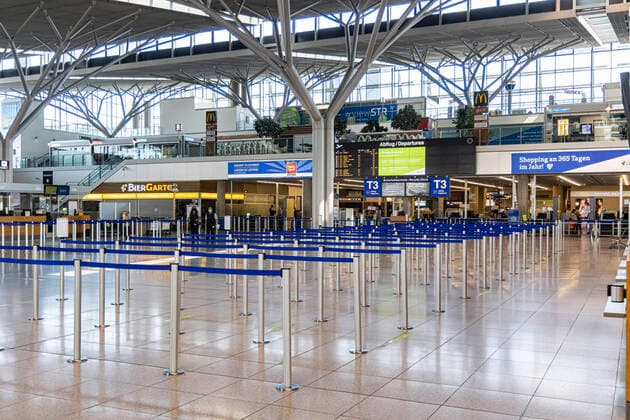 Deutschland, Baden-Württemberg, Stuttgart, 02.06.2020: Menschenleerer Flughafen Stuttgart. Der Lock-Down wegen der Corona-Krise ist gelockert, es gibt aber nur sieben Starts am Airport. Terminal 3.