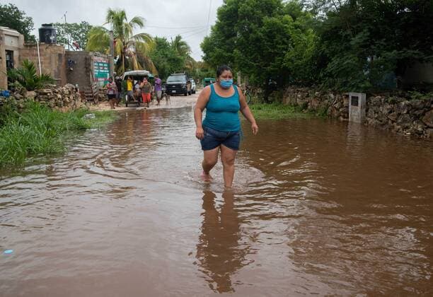 A woman leaves her flooded home in the Northwest Zone of the municipality of Tecoch, in the state of Yucatan, Mexico, 03 June 2020. Mexican authorities reported on Wednesday that they maintain surveillance on the coast of the Gulf of Mexico due to the effects of tropical storm Cristobal, which continues on land with predicted that it will return to the sea in the coming days. EFE Cuauhtemoc Moreno Mexico watches the Gulf coast against the effects of storm Cristobal !ACHTUNG: NUR REDAKTIONELLE NUTZUNG!  Copyright: xCuauhtemocxMorenox MEX2054 20200604-637268414911682042