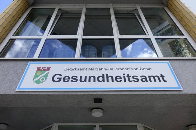 Gesundheitsamt Gesundheitsamt, 02.06.2020, Hellersdorf, Berlin, Ein Schild befindet sich am Gesundheitsamt in Hellersdorf.