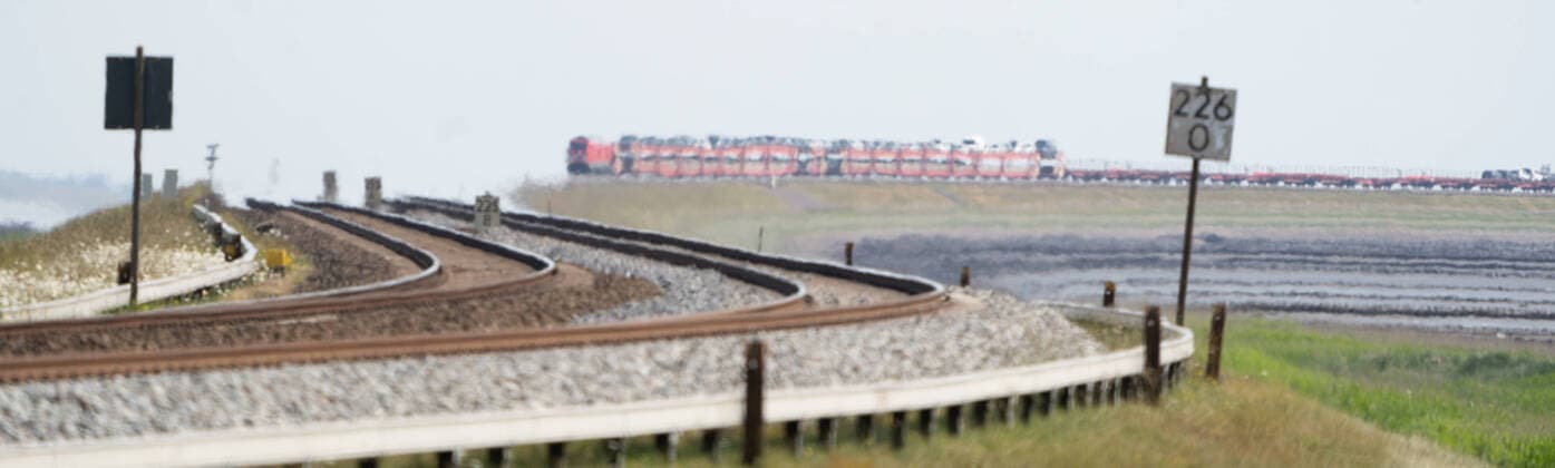 Deutsche Bahn AG - Sylt Shuttle auf Hindenburgdamm auf der Insel Sylt - Blick von der Insel in Richtung Wattenmeer - Autozug - Autoreisezug - DB - Diesellok - Diesellokomotive; *** Deutsche Bahn AG Sylt Shuttle on Hindenburgdamm on the island Sylt View from the island in direction Wadden Sea Car train Car train DB diesel locomotive Diesel locomotive Diesel locomotive
