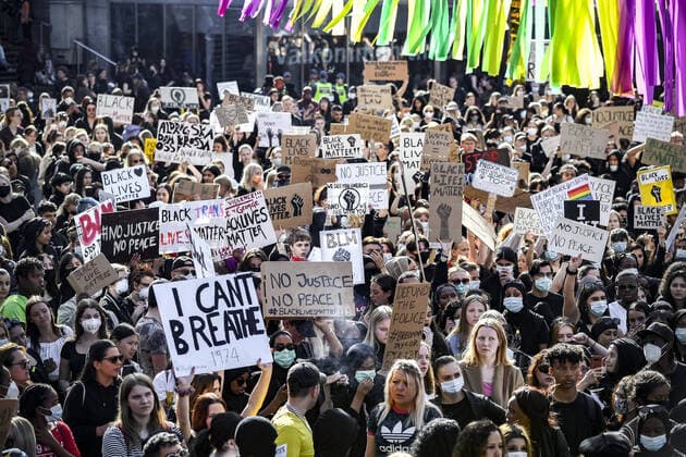 Protestors gather in at Sergel s square in Stockholm, Sweden, June 03, 2020, in support of the Black Lives Matter movement following the death of George Floyd in Minneapolis after being restrained by a white police officer The crowds were ordered to disperse as they were violating the coronavirus restrictions The protests then spilled i  Copyright: xAlexxLjungdahl Expressen TTx PROTESTS BLACK LIVES MATTER