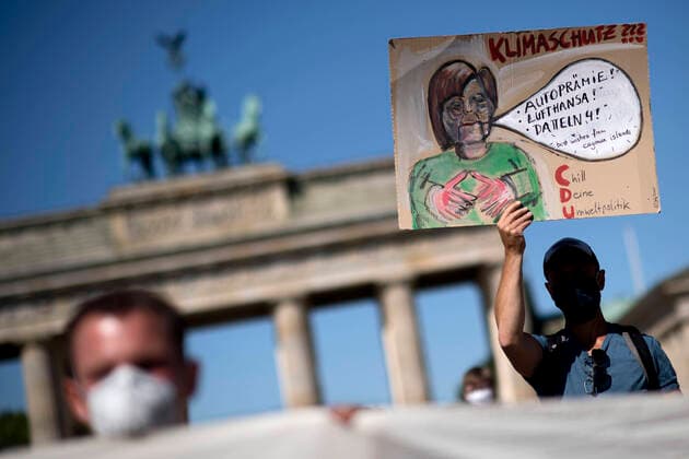 Fridays for Future DEU, Deutschland, Germany, Berlin, 02.06.2020 Schild Angela Merkel Autopraemie Lufthansa Datteln 4, Klimaschutz erstmal abwarten CDU. Kundgebung auf der Demonstration von Schuelerinnen und Schueler der weltweiten Bewegung FridaysForFuture, der Gewerkschaft Verdi und vom Paritaetischen Gesamtverband unter dem Motto Klimaziel statt Lobbydeal vor dem Brandenburger Tor in Berlin. Die Schueler und Studenten protestieren und streiken fuer einen radikalen Wandel der Klimapolitik, den Klimaschutz, der Einhaltung des 1,5-Grad-Ziels und dem Ausstieg aus der Kohlepolitik. Poster Angela Merkel Autopraemie Lufthansa Datteln 4, Klimaschutz erstmal abwarten. on a rally of the Student Environmental activists, the union ver.di and the E