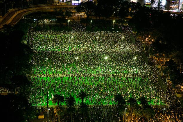 Bilder des Jahres 2020, News 06 Juni News Themen der Woche KW23 News Bilder des Tages June 4, 2020, Hong Kong, Hong Kong: An overview of thousands of citizens gathered at Victoria Park..Thousands of Hong Kong People defy the public gathering ban imposed by government following the Coronavirus (COVID-19) crisis situation and gather at Victoria Park for Tiananmen Anniversary. Hong Kong Hong Kong - ZUMAs197 20200604_zaa_s197_104 Copyright: xDominicxChiux