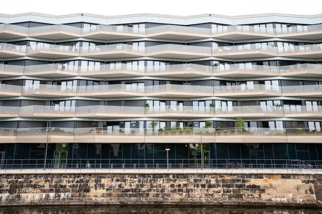 10.06.2019, Berlin, Deutschland, Europa - Neubau eines gehobenen Wohn- und Geschaeftsgebaeudes (KunstCampus) mit Eigentumswohnungen und Gewerbeflaechen in der Europacity Am Hamburger Bahnhof im Stadtquartier Heidestrasse entlang des Ufers am Schifffahrtskanal im Ortsteil Moabit.