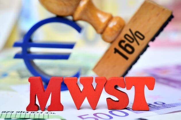 FOTOMONTAGE, Buchstaben formen die AbkÃ¼rzung von Mehrwertsteuer vor einem Stempel mit Aufschrift 16% und Eurozeichen, Symbolfoto fÃ¼r gesenkte Mehrwertsteuer zur Ankurbelung der Wirtschaft