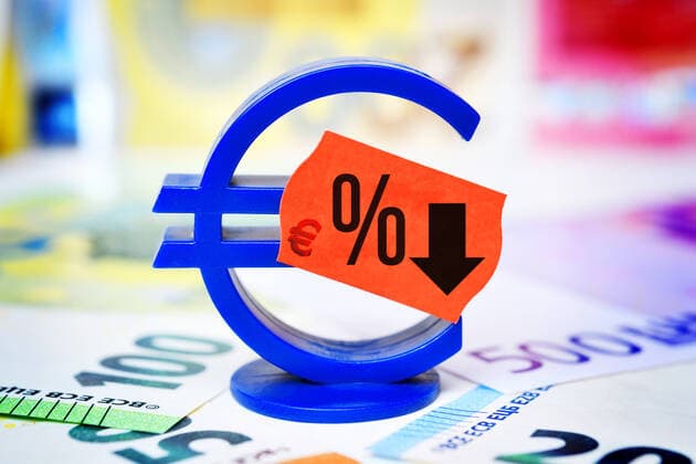FOTOMONTAGE, Eurozeichen mit Preisschild und Prozentzeichen, Symbolfoto fÃ¼r gesenkte Mehrwertsteuer zur Ankurbelung der Wirtschaft