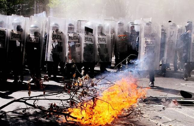 News Bilder des Tages Demonstrators clash with police during a protest in front of the US Embassy in Mexico City, Mexico, 05 June 2020. Dozens of protesters vandalized the United States Embassy in the Mexican capital this Friday in protest on the deaths of the African American George Floyd at the hands of the Police in Minneapolis and the Mexican Giovanni Lopez after being detained in Jalisco. People identified with the anarchist movement threw stones, glass bottles and Molotov bombs around the diplomatic headquarters. Demonstrators vandalize the US Embassy in Mexico claiming justice for George Floyd !ACHTUNG: NUR REDAKTIONELLE NUTZUNG!  Copyright: xJoséxPazosx MEX2207 20200606-637270046552924396