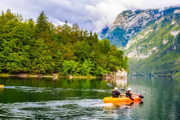 IMAGO Creative: Sommer, In den Bergen Canoeists. Lake Bohinj. Bohinj. Triglav National Park. Upper Carniola region. Slovenia, Europe. Upper Carniola region Slovenia Copyright: xMikelxBilbaox xVWPicsx M-19-09-018