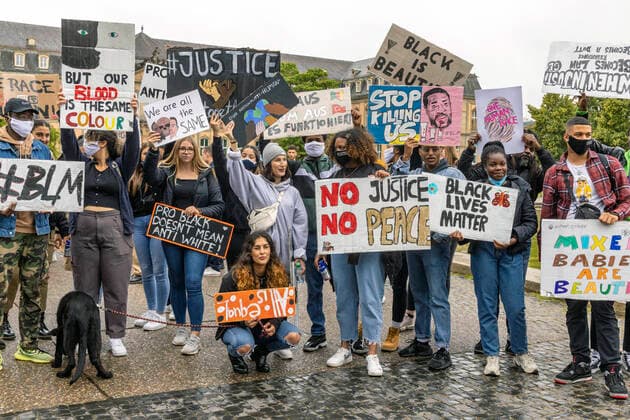 Deutschland, Baden-Württemberg, Stuttgart, 06.06.2020: Mehrere Tausend Menschen demonstrieren in Stuttgart gegen Rassismus und Polizeigewalt. Ausgelöst wurden die weltweiten Proteste unter dem Motto Black Lives Matter durch den Mord an George Floyd in den USA.
