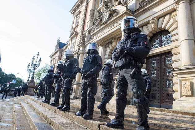 Ausschreitungen nach Demostration in Hamburg 06.06.20 - Hamburg: Nach der friedlichen Demo gegen 15Uhr eskalierte gegen 17Uhr die Situation. Die Polizei musste, nach mehrfacher Ansage, den Wasserverwerfer einsetzten. Auch Pfefferspray. Wurde benutz. Aktuell werden die Gruppen von mehreren Jugendlichen durch die Stadt getrieben. Hamburg Neustadt Hamburg Deutschland Copyright: xSebastianxPetersx