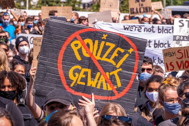06.06.2020,Berlin,Deutschland,GER,Nach dem Tod von George Floyd kommen Tausende von Menschen zu einer Demonstration gegen Rassismus und Polizeigewalt am Alexanderplatz zusammen.