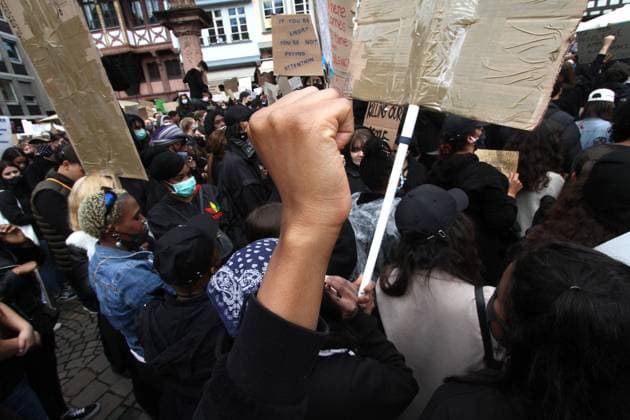 Nach dem gewaltsamen Tod von George Floyd durch einen Polizisten in Minneapolis fand unter dem Hashtag BLM Black Lives Matter auf dem Römerberg in Frankfurt eine Demonstration mit ca. 8.000 Teilnehmern gegen Gewalt und Rassismus gegen dunkelhäutige Menschen statt. Dunkelhäutige Frau hat ihre Hand kämperisch zur Faust geballt, Hessen, Deutschland *** After the violent death of George Floyd by a policeman in Minneapolis, a demonstration against violence and racism against dark-skinned people took place under the hashtag BLM Black Lives Matter on the Römerberg in Frankfurt with about 8,000 participants.