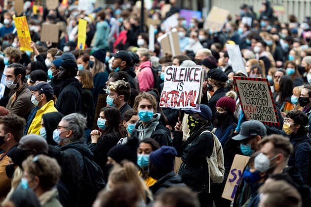 June 6, 2020, Melbourne, VIC, USA: MELBOURNE, AUSTRALIA - JUNE 06: Protestors hold signs to show support on 06 June, 2020 in Melbourne, Australia. This event was organised to rally against aboriginal deaths in custody in Australia as well as in unity with protests across the United States following the killing of an unarmed black man George Floyd at the hands of a police officer in Minneapolis, Minnesota. ( Icon Sportswire) Melbourne USA - ZUMAi88_ 20200606_zaf_i88_107 Copyright: xSpeedxMediax