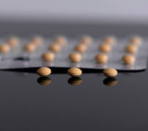 07.06.2020, Anti-Baby-Pille, Jennifer 35, Filmtabletten, zur Schwangerschaftsverhütung, Wirkstoff Cyproteron: Der Wirkstoff ist ein verwandter Stoff zum weiblichen Geschlechtshormon Gestagen (Gelbkörperhormon). Anwendung: Behandlung von mäßig schwerer bis schwerer Akne, vermehrter männlicher Behaarung (Hirsutismus) bei Frauen im gebärfähigen Alter. 07.06.2020, Anti-Baby-Pille 07.06.2020, Anti-Baby-Pille *** 07 06 2020, birth control pill, Jennifer 35, film-coated tablets, for contraception, active ingredient cyproterone The active ingredient is a related substance to the female sex hormone progestin corpus luteum hormone Application Treatment of moderately severe to severe acne, increased male hairiness Hirsutism in women of chil
