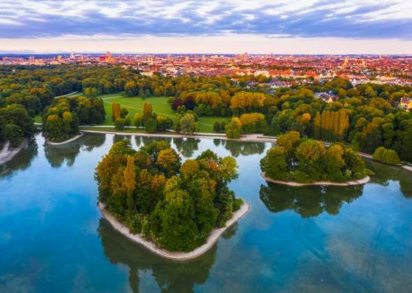  Königsinsel und Kurfürsteninsel im Kleinhesseloher See, Englischer Garten, Blick über die Altstadt und Maxvorstadt im Morgenlicht, München, Luftbild, Oberbayern, Bayern, Deutschland, Europa *** Kings Island and Electors Island in the Kleinhesseloher Lake, English Garden, view over the Old Town and Maxvorstadt in the morning light, Munich, aerial view, Upper Bavaria, Bavaria, Germany, Europe Copyright: imageBROKER/MartinxSiepmann ibxman05794551.jpg