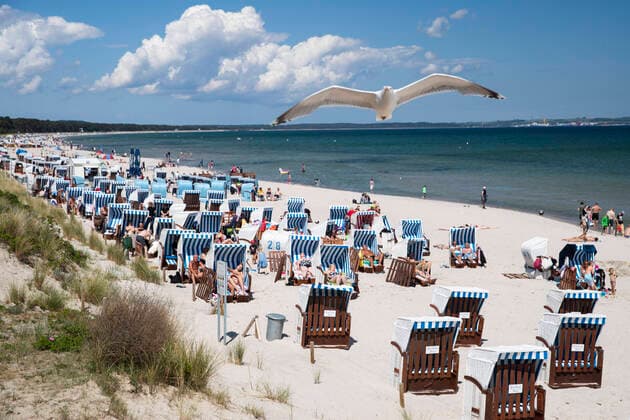 Bilder des Jahres 2020, News 06 Juni News Themen der Woche KW23 News Bilder des Tages Menschen geniessen den sonnigen Tag am Urlaubsort Seebad Binz auf der Insel Ruegen in Mecklenburg-Vorpommern am 7. Juni 2020. Urlaubsziel Ruegen *** People enjoy the sunny day at the holiday resort Seebad Binz on the island of Ruegen in Mecklenburg Vorpommern on 7 June 2020 holiday destination Ruegen