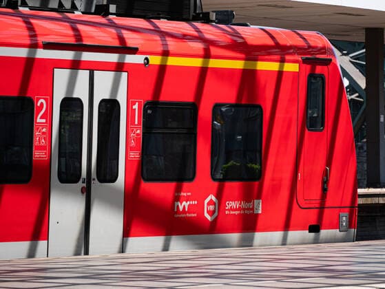 Türen zur 2. Klasse und zur 1. Klasse der Regionalbahn nach Mönchengladbach am Hauptbahnhof Köln.