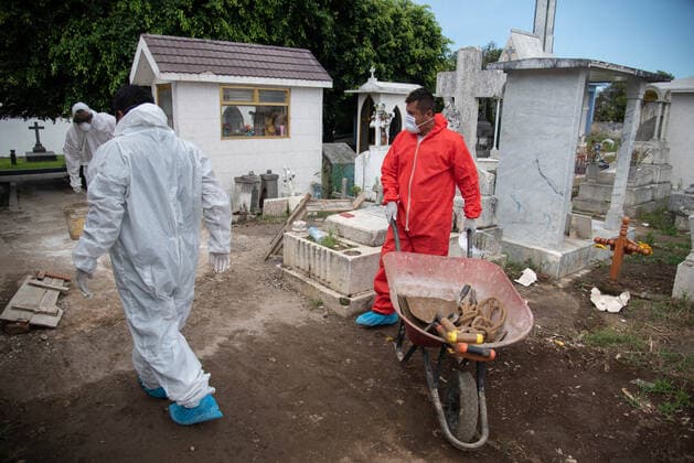 June 7, 2020, Coatepec, Veracruz, Mo xico: A crew of municipal pantheon workers carry out work to bury a woman who died of COVID-19 in Coatepec, Veracruz. With this death, the beginning of the maximum peak of infections in the entity begins, according to data from the Ministry of Health. Coatepec MÃ xico - ZUMAqp1_ 20200607_zip_qp1_003 Copyright: xHectorxAdolfoxQuintanarxPerezx