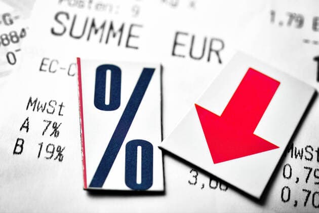 Prozentzeichen und abwÃ¤rts gerichteter Pfeil auf Kassenbons, Symbolfoto fÃ¼r Mehrwertsteuersenkung zur Ankurbelung der Wirtschaft