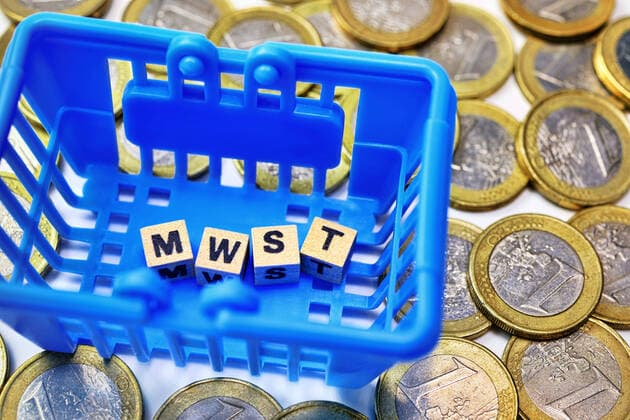 BuchstabenwÃ¼rfel bilden das KÃ¼rzel von Mehrwertsteuer in einem Einkaufskorb, Symbolfoto fÃ¼r Mehrwertsteuersenkung zur Ankurbelung der Wirtschaft