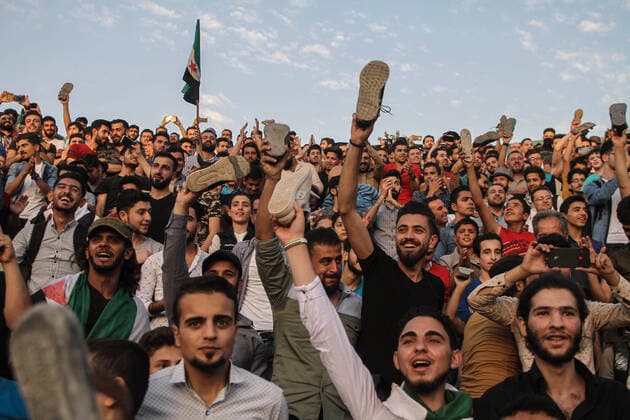 Bilder des Jahres 2020, News 06 Juni News Themen der Woche KW24 News Bilder des Tages June 8, 2020: The Syrians are demonstrating on the first anniversary of the departure of the singer of the Syrian revolution, Abdel Baset Al-Sarout, who was killed by the Syrian regime forces last year, and the demonstrators confirmed the continuation of the Syrian revolution. - ZUMAa323 20200608_zip_a323_010 Copyright: xMoawiaxAtrashx