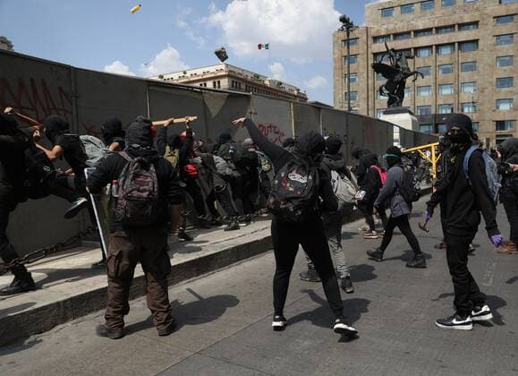 Hooded youth participate in the demonstration called Justice for Melanie on the main avenues of Mexico City, Mexico, 08 June 2020. A hundred hooded men, who marched in protest at the attack suffered by a minor last Friday by police officers, destroyed urban furniture and shop windows in the capital on Monday. EFE Sashenka Gutierrez A hundred hooded men destroy shop windows in Mexico City !ACHTUNG: NUR REDAKTIONELLE NUTZUNG!  Copyright: xSáshenkaxGutiérrezx MEX2362 20200609-637272592492052715