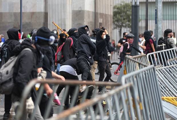 Hooded youth participate in the demonstration called Justice for Melanie on the main avenues of Mexico City, Mexico, 08 June 2020. A hundred hooded men, who marched in protest at the attack suffered by a minor last Friday by police officers, destroyed urban furniture and shop windows in the capital on Monday. EFE Sashenka Gutierrez A hundred hooded men destroy shop windows in Mexico City !ACHTUNG: NUR REDAKTIONELLE NUTZUNG!  Copyright: xSáshenkaxGutiérrezx MEX2357 20200609-637272592499709053