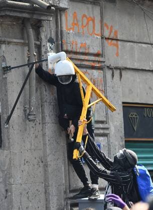 Protesters try to knock down a camera on the street during the demonstration called Justice for Melanie on the main avenues of Mexico City, México 8 Junio 2020. A hundred hooded people marched this Monday in Mexico City causing damage to public furniture and several commercial premises demanding justice for the police violence registered in recent days in the country. March causes damage in Mexico City against police violence !ACHTUNG: NUR REDAKTIONELLE NUTZUNG!  Copyright: xJorgexNunezx AME5261 20200609-637272717641421902