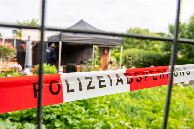 Bilder des Jahres 2020, News 06 Juni News Themen der Woche KW24 News Bilder des Tages Kindesmissbrauch in Münster Gesellschaft: Kriminalität, Prozesse. Die Polizei hat die Gartenlaube in der Kleingartenanlage in Münster mit Flatterband abgesperrt. In der Gartenlaube in Münster sollen Ende April vier Männer zwei Jungen missbraucht haben. Münster Nordrhein-Westfalen Deutschland *** Child Abuse in Münster Society Crime, Trials The police have cordoned off the summerhouse in the allotment garden in Münster with a fluttering band In the summerhouse in Münster four men are said to have abused two boys at the end of April Münster North Rhine-Westphalia Germany Copyright: xDavidxInderlied Kirchner-Mediax