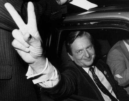 Swedish politican Olof Palme makes the victory sign after the Socialdemocrats election victory, September 19, 1982. STOCKHOLM Sverige xSTFx *** Swedish politican Olof Palme makes the victory sign after the Socialdemocrats election victory, September 19, 1982 STOCKHOLM Sverige xSTFx,  Copyright: xBertilxEricsonx xTTx OLOF PALME
