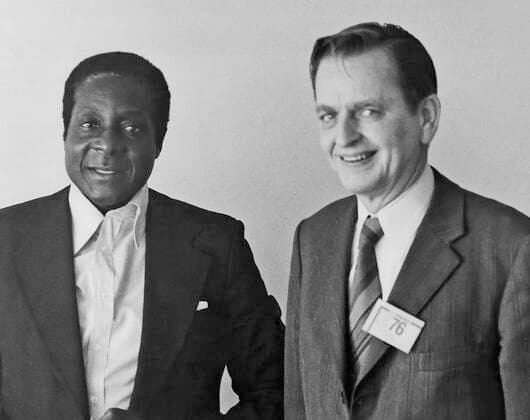 Swedish prosecutor to present findings on Olof Palme assassination on Wednesday June 10, 2020. GENEVA 19761129 : In connection with the Socialist International conference in Geneva Swedish Social Democratic leader Olof Palme met this weekend with one of Rhodesia conference key people, Robert Mugabe (left). It is 25 years since former Swedish Prime Minister and Party Leader of the Social Democrats Olof Palme was shot to death at the Sveavägen street in central Stockholm, February 28, 1986. Geneve Sweden x75879x *** Swedish prosecutor to present findings on Olof Palme assassination on Wednesday June 10, 2020 GENEVA 19761129 In connection with the Socialist International conference in Geneva Swedish Social Democratic leader Olof Palme me  Copyright: xTordxHarlinx ROBERT MUGABE PALME