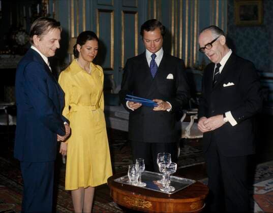 Swedish prosecutor to present findings on Olof Palme assassination on Wednesday June 10, 2020. STOCKHOLM 1976-06-09 ***File*** Sweden s Prime Minister Olof Palme, left, and the Speaker of the Parliament Henry Allard, right, hand over the wedding-gift from the people of Sweden to King Carl Gustaf and Miss Silvia Sommerlath (Queen Silvia) when they married in 1976. The gift was 800 glasses with monograms. Stockholm Sweden x1047x *** Swedish prosecutor to present findings on Olof Palme assassination on Wednesday June 10, 2020 STOCKHOLM 1976 06 09 File Sweden s Prime Minister Olof Palme, left, and the Speaker of the Parliament Henry Allard, right, hand over the wedding gift from the people of Sweden to King Carl Gustaf and Miss Silvia Sommer  Copyright: xFreddyxLindströmx xPrBx xTTx FILE WEDDING BANNS