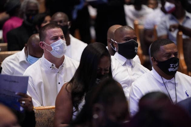 Bilder des Jahres 2020, Entertainment 06 Juni Entertainment Themen der Woche KW24 News Bilder des Tages Actor Channing Tatum, back left, sits with actor Jamie Foxx during a funeral service for George Floyd at The Fountain of Praise church Tuesday, June 9, 2020, in Houston. Floyd died after being restrained by Minneapolis Police officers on May 25. George Floyd died in police custody in Minneapolis, Minnesota on May 25, 2020, and his death has sparked demonstrations globally to combat racism and legislation in Congress for reforms. Pool  HOUX2020060930 DAVIDxJ.xPHILLIPS