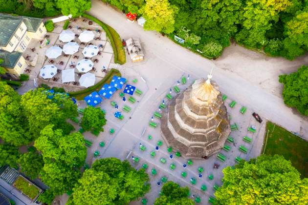  Chinesischer Turm mit Biergarten, Englischer Garten, München, Luftbild, Oberbayern, Bayern, Deutschland, Europa *** Chinese tower with beer garden, English garden, Munich, aerial view, Upper Bavaria, Bavaria, Germany, Europe Copyright: imageBROKER/MartinxSiepmann ibxman05795707.jpg
