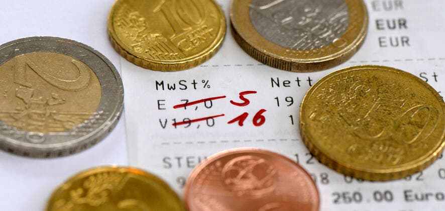 09.06.2020, Kassenzettel vom Supermarkt-Einkauf, Symbolbild Neue Steuersätze, die bisherigen Mehrwertsteuersätze von ermässigt 7 % und Voll 19 % sind durchgestrichen, ab 1.Juli gelten die von der Regierung gesenkten Steuersätze von 16 % und 7 %, um die Unternehmer auf die Zeit nach der Corona-Krise zu stärken. 09.06.2020, Kassenzettel, Mehrwertsteuersatz 09.06.2020, Kassenzettel, Mehrwertsteuersatz