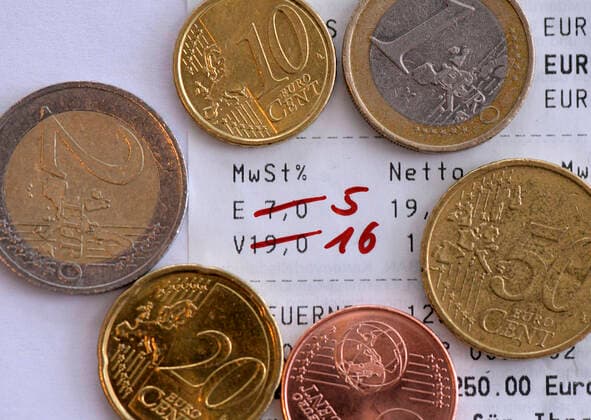 09.06.2020, Kassenzettel vom Supermarkt-Einkauf, Symbolbild Neue Steuersätze, die bisherigen Mehrwertsteuersätze von ermässigt 7 % und Voll 19 % sind durchgestrichen, ab 1.Juli gelten die von der Regierung gesenkten Steuersätze von 16 % und 7 %, um die Unternehmer auf die Zeit nach der Corona-Krise zu stärken. 09.06.2020, Kassenzettel, Mehrwertsteuersatz 09.06.2020, Kassenzettel, Mehrwertsteuersatz